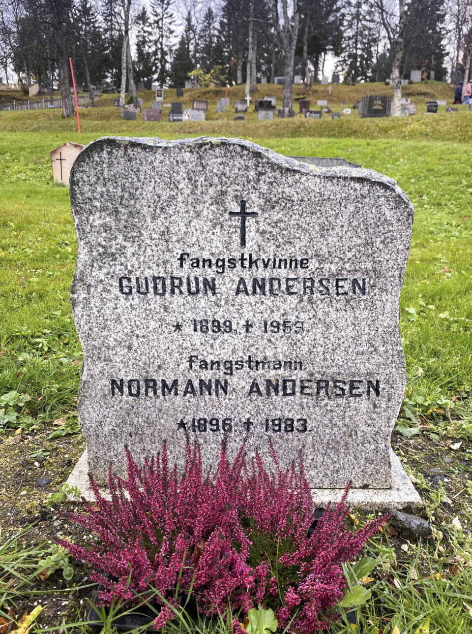 Gudrun Andersen har fått risset inn «Fangstkvinne» på sitt gravminne på Tromsø gravlund.