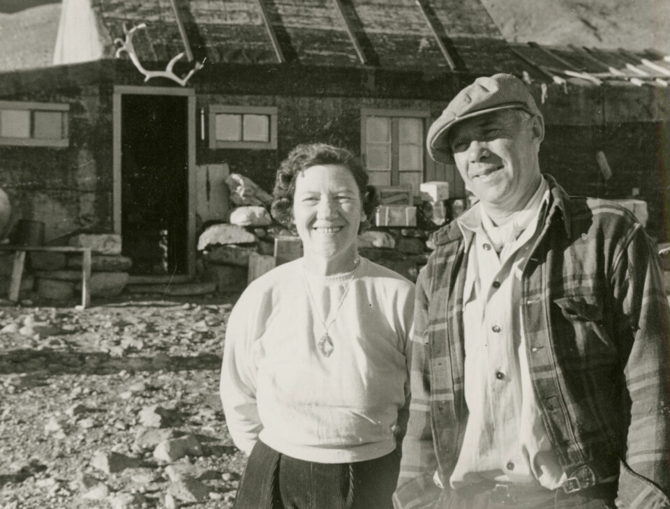 Gudrun og Normann Andersen utenfor fangsthytta på Revet på Øst-Grønland i 1952.