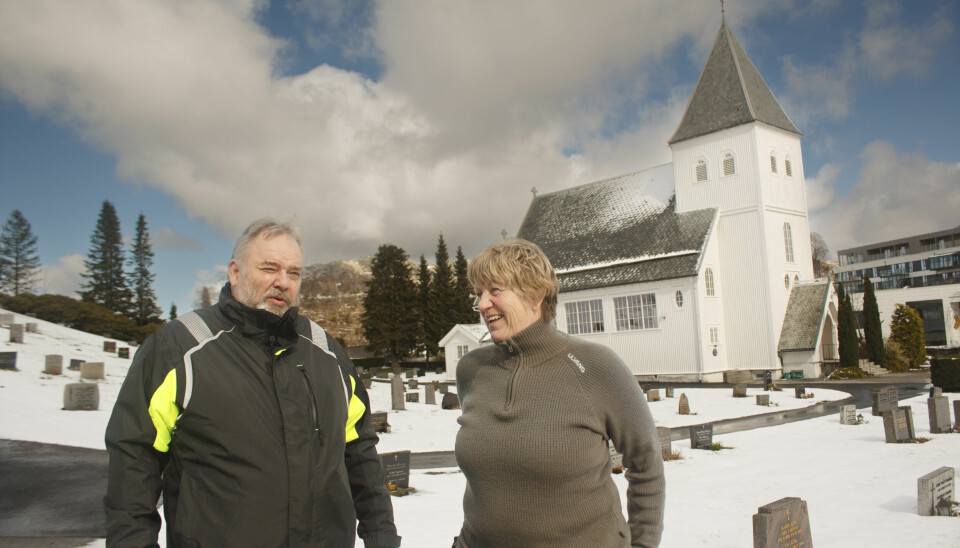 Ben Roy Oftedal (arbeidsleder) og Møyfrid Håland (fagarbeider) på Ålgård gravplass.