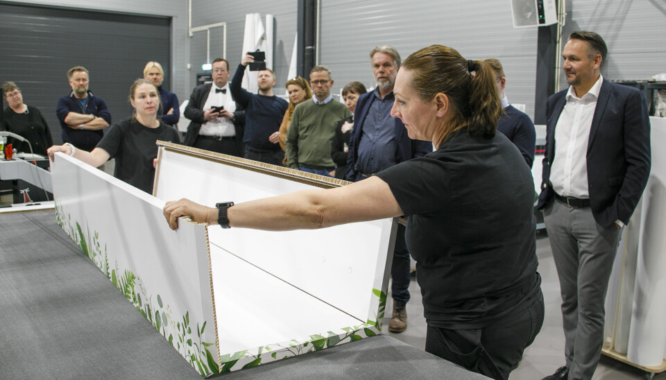Lise Lie (nærmest) og Sigrid Jakobsen demonstrerer produksjonen av Orbit-kista for de fremmøtte under Orbit-dagen i Larvik.