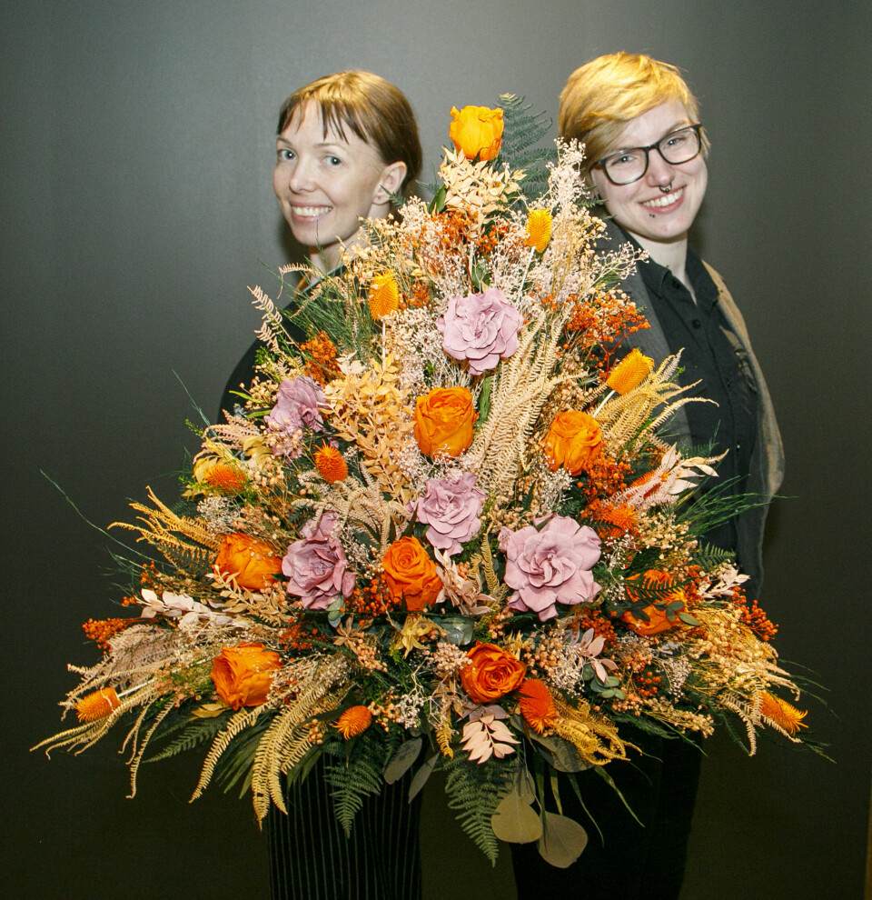 Elida Berentsen (t.v.) og Kitty Sjåvik Falch fra Evigr fortalte om deres evigvarende blomster. Blomster som skal være holdbare og fine i flere år.