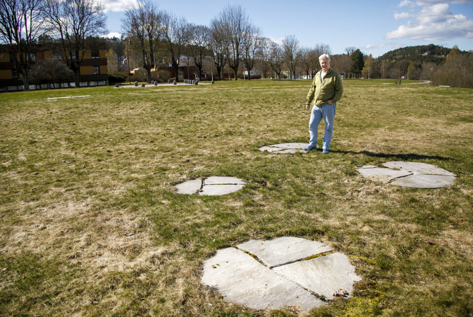 Funnstedet for fem kranier er markert i Hakastein kulturminnepark. Hodeskallene ligger fortsatt her.