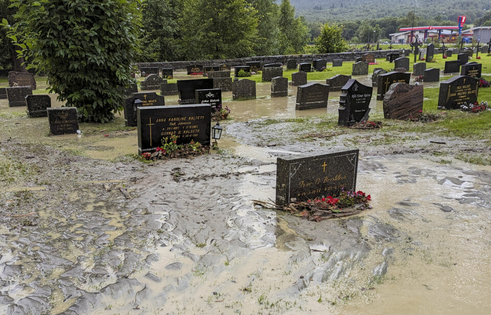 Da flommen tok slutt, lå et grått lag med sand, stein og leire igjen over plen og rundt gravminner på Eidsvåg kirkegård i Molde kommune.