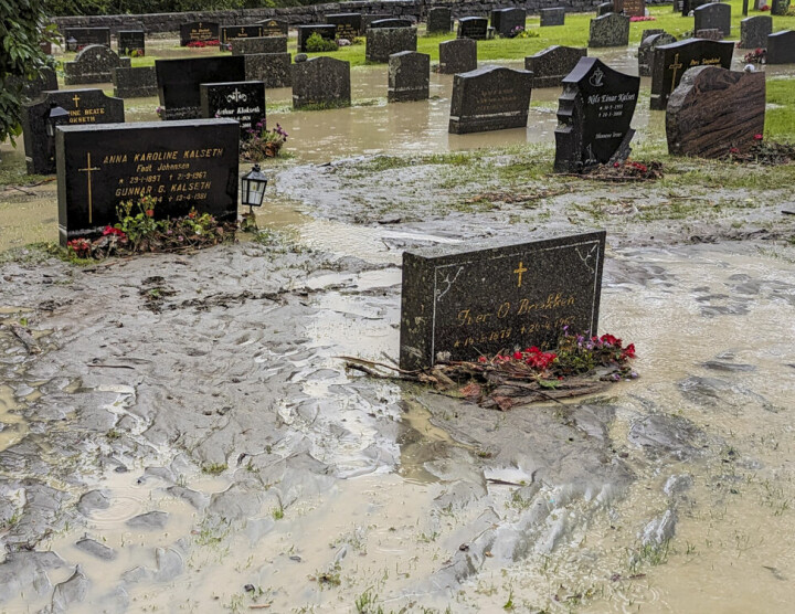 Da flommen tok slutt, lå et grått lag med sand, stein og leire igjen over plen og rundt gravminner på Eidsvåg kirkegård i Molde kommune.