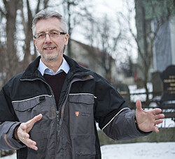 Plastgraver på gravplasser: – Det beste alternativet er kalking