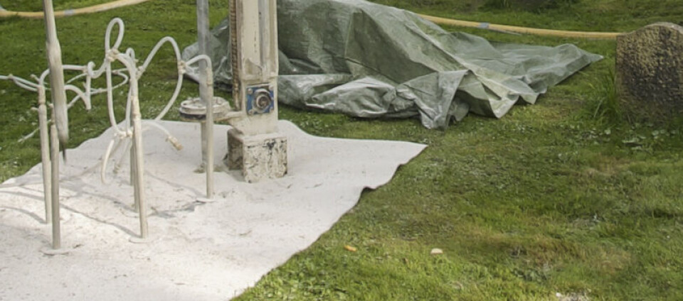 Kalking av graver er en metode som Franzefoss Minerals utfører. Spesielt opp mot såkalte plastgraver, men det er også en anvendt metode når avdøde er plassert i ei grav der det er brukt blåleire. Franzefoss Minerals for noen år siden, under en demonstrasjon i Oslo.