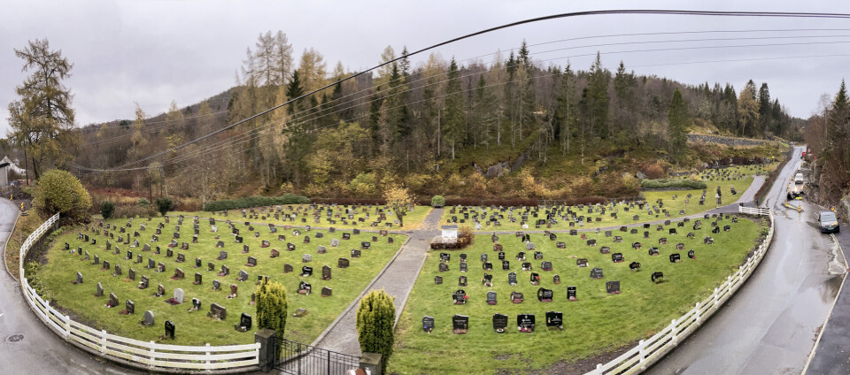 Panoramabilde av Erdal gravplass i Askøy kommune utenfor Bergen. Skogholtet bak gravfeltene er klargjort for askespredningsfelt. Panoramabilde av Erdal gravplass i Askøy kommune utenfor Bergen. Skogholtet bak gravfeltene er klargjort for askespredningsfelt.