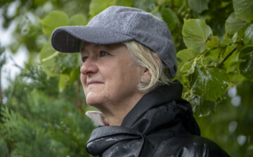 – Jeg håper at man i fremtiden kan legge til rette for navnet minnelund der en kan velge mellom nedgraving i urne eller askespredning. Der kan monumentet for navneplakettene stå i kanten av naturområdet, mens selve naturen blir bevart, sier landskapsarkitekt Anne K. Irgens fra Norconsult i Bergen. Anne K. Irgens, landskapsarkitekt i Bergen.