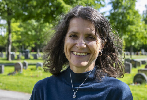 Statsforvalteren Vestfold og Telemark har fått sin andre søknad om overføring av gravplassmyndighet fra kirkelig fellesråd til en kommune. – Vi har hatt flere henvendelser, men så langt er det kun Bærum og Oslo kommuner som har sendt inn søknad, sier Åse Skrøvset, fagsjef gravplass. Åse Skrøvset