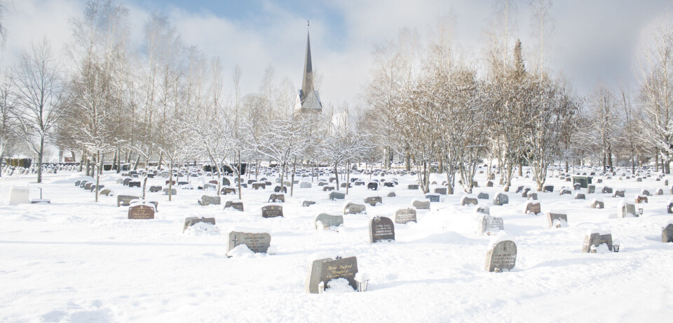 Det går mot vinter. Blir temperaturen lav, mens strømprisen blir høy, kan det bli en dyr vinter. Skedsmo middelalderkirke brukes blant annet til et stort antall gravferdsseremonier. Flere tiltak er gjort for å redusere strømforbruket her, som blant annet etterisolering av kirka, nye og mer effektive varmeovner, og varmestyring. Skedsmo kirkegård