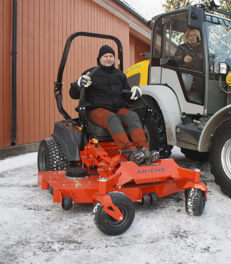 – Selv om strømprisene har gått opp, har det ikke gått utover driften på gravplassene. For drivstoff er fortsatt dyrere enn strøm, sier driftsleder Tore Ivar Rahm sittende på en elektrisk sitteklipper. Bak ham er gravplassarbeider Unni Sponberg i den elektriske hjullasteren. Tore Rahm, Lillestrøm