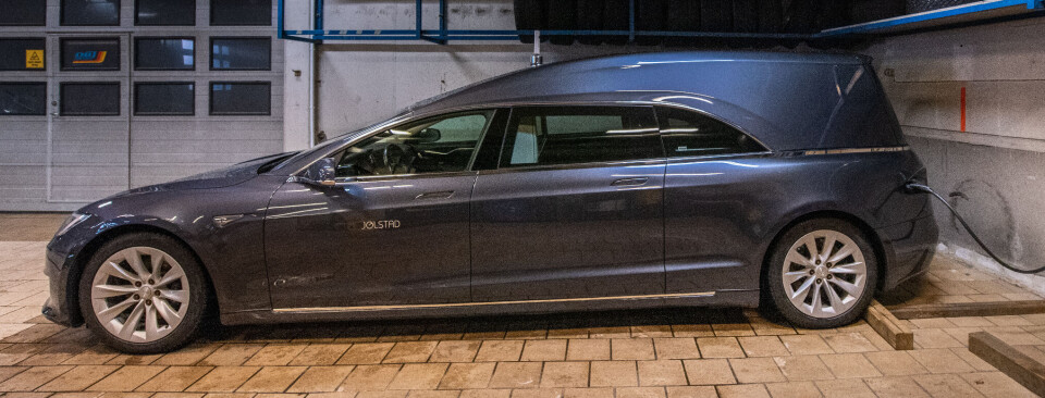Jølstad begravelsesbyrå har begynt å bytte ut fossildrevne biler med grønnere alternativ, slik som denne Teslaen som brukes som begravelsesbil. Elbiler har imidlertid liten betydning for Jølstads strømregning. Oppvarming av kontorlokaler trekker mest strøm. Bårebil, EL, Jølstad