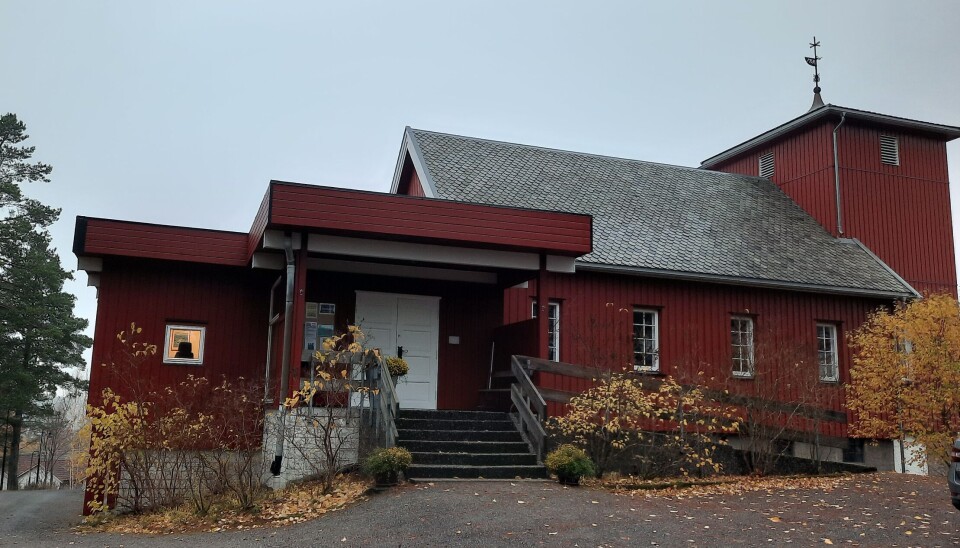 Dersom strømprisen blir for høy også i 2023, kan det bli aktuelt å stenge ned aktiviteten i tre kirker, og samle all virksomhet til Ørje kirke i sentrum av kommunen. I så fall må de etterlatte kjøre til de andre gravplassene etter seremonien her. Dersom strømprisen blir for høy også i 2023, kan det bli aktuelt å stenge ned aktiviteten i tre kirker, og samle all virksomhet til Ørje kirke i sentrum av kommunen. I så fall må de etterlatte kjøre til de andre gravplassene etter seremonien her.