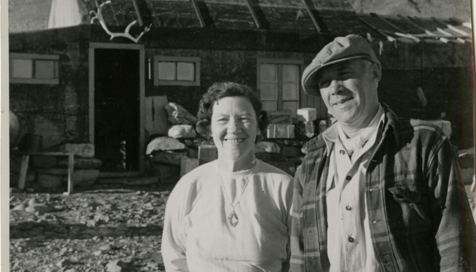 Gudrun og Normann Andersen utenfor fangsthytta på Revet på Øst-Grønland i 1952. Gudrun og Normann Andersen utenfor fangsthytta på Revet på Øst-Grønland i 1952.