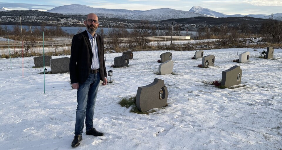 Jøran Ingulfsen, nestleder hos Gravplassmyndigheten i Tromsø, støtter vern av de tre polarkvinnenes gravsteder. – Dette er viktig for å bevare lokalhistorien vår, sier han. Jøran Ingulfsen, nestleder hos Gravplassmyndigheten i Tromsø, støtter vern av de tre polarkvinnenes gravsteder. – Dette er viktig for å bevare lokalhistorien vår, sier han.