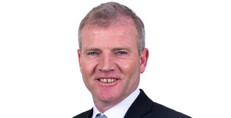 Frode Mikkelsen fra Hauglandshella begravelsesbyrå på Askøy, liker at gravplassmyndigheten har klargjort et felt på Erdal gravplass til askespredning. – Det er fint at det legges til rette for at pårørende får valgmuligheter, sier han. Frode Mikkelsen fra Hauglandshella begravelsesbyrå på Askøy, liker at gravplassmyndigheten har klargjort et felt på Erdal gravplass til askespredning. – Det er fint at det legges til rette for at pårørende får valgmuligheter, sier han.