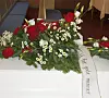 Begravelse, kiste og blomster.