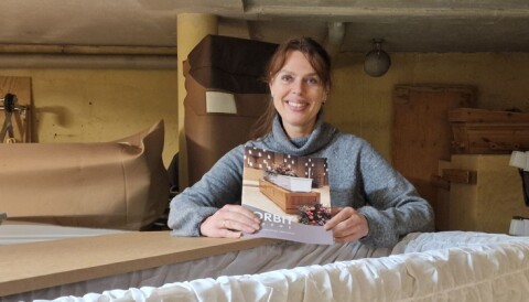 – Den er veldig lett som tom kiste, 12 kg mot 33 - 60 kg. Den er like sterk, går raskere i oppløsning i jorda, og brenner omtrent som ei vanlig kiste ved kremering, sier Anette Hallquist, bærekraftsansvarlig & leder for marked og produkt i Jølstad begravelsesbyrå. – Den er veldig lett som tom kiste, 12 kg mot 33 - 60 kg. Den er like sterk, går raskere i oppløsning i jorda, og brenner omtrent som ei vanlig kiste ved kremering, sier Anette Hallquist, bærekraftsansvarlig & leder for marked og produkt i Jølstad begravelsesbyrå.