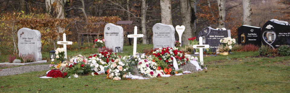 Norge opplevde mange flere døde 2022 enn i 2021. Foreløpige tall fra Statistisk sentralbyrå viser en økning på over 8 prosent. Graver med blomster