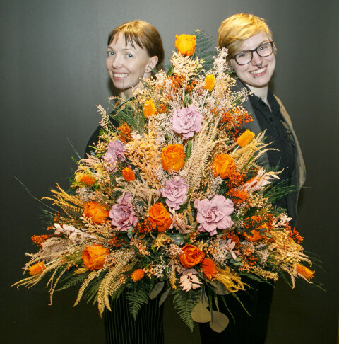 Elida Berentsen (t.v.) og Kitty Sjåvik Falch fra Evigr fortalte om deres evigvarende blomster. Blomster som skal være holdbare og fine i flere år. Elida Berentsen (t.v.) og Kitty Sjåvik Falch fra Evigr fortalte om deres evigvarende blomster. Blomster som skal være holdbare og fine i flere år.