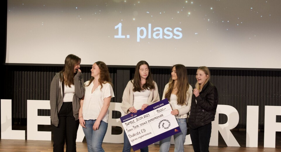 Fem glade jenter med det synlige bevis på førsteplassen for beste sosiale entreprenør. Selma Helene Bergedalen-Heggem (fra venstre), Ingrid Marie Kolstad Tangen, Amalie Sofie Polsrød Grotheim, Natalie Campher Fuglseth og Marte Tangen. I tillegg fikk jentene førstepriser for Beste elevbedrift og Beste grønne entreprenør samt en tredjeplass for Beste innovasjon. Fem glade jenter med det synlige bevis på førsteplassen for beste sosiale entreprenør. Selma Helene Bergedalen-Heggem (fra venstre), Ingrid Marie Kolstad Tangen, Amalie Sofie Polsrød Grotheim, Natalie Campher Fuglseth og Marte Tangen. I tillegg fikk jentene førstepriser for Beste elevbedrift og Beste grønne entreprenør samt en tredjeplass for Beste innovasjon.