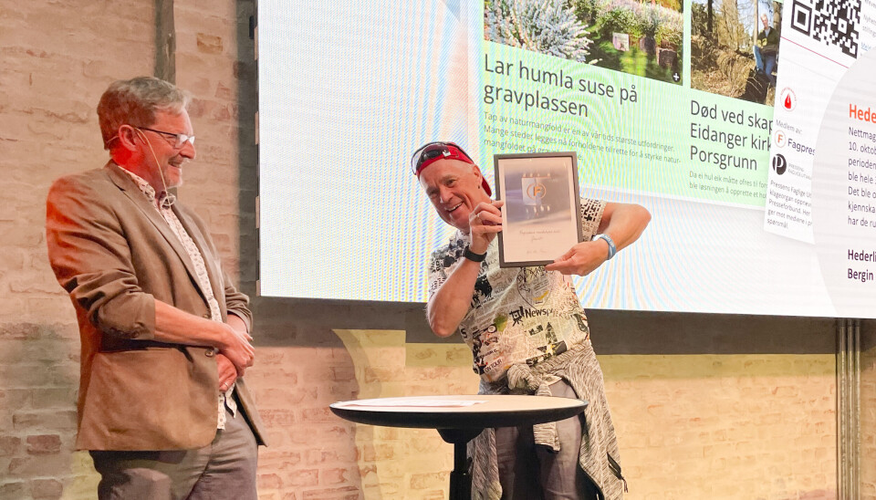 Undertegnede, Alf Bergin, mottar hederlig omtale for Grav24.no. Inspirerende for det videre arbeidet. Prisutdeling, Fagpressen, juni 2023.