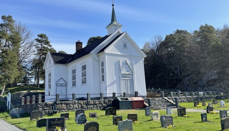 Hisøy kapell og deler av kirkegården i Arendal Det gamle gravkapellet på Hisøy kirkegård er omgjort til driftsbygning. Endret funksjon gjør at det bevares og fortsatt pryder den gamle gravplassen.