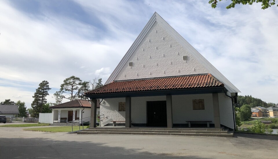 Ringerike krematorium står i fare for å bli lagt ned. Men, saken ble utsatt i kommunestyrets møte før ferien. Dagens krematorium mangler renselinje og trenger snarlig oppgradering. Ringerike kommuen skal i møte 22. juni bestemme om krematorievirksomheten legges ned, eller om det skal bygges nytt krematorium.