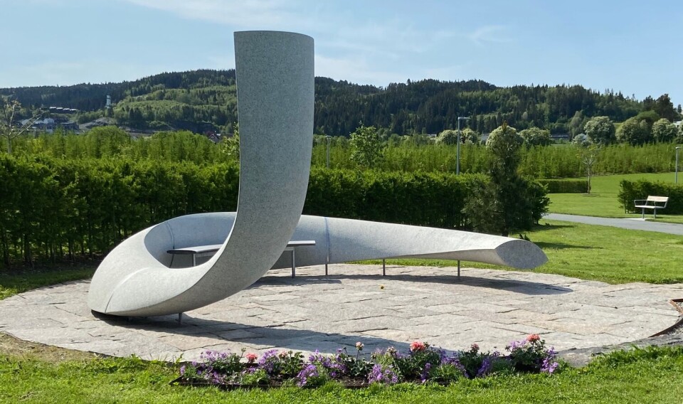 «Båndet» er skulptør Peder Istads og designer Espen Volls utsmykning av den anonyme minnelunden på Charlottenlund gravlund i Trondheim. «Båndet» er skulptør Peder Istads og designer Espen Volls utsmykning av den anonyme minnelunden på Charlottenlund gravlund i Trondheim.