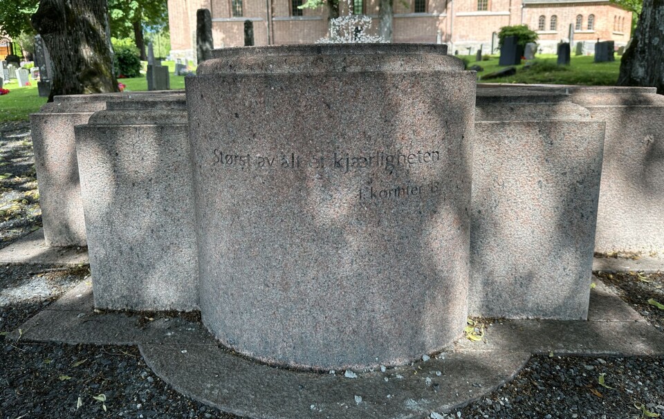 «Størst av alt er kjærligheten» – inskripsjon på den ene siden av vannbassenget. «Størst av alt er kjærligheten» – inskripsjon på den ene siden av vannbassenget.