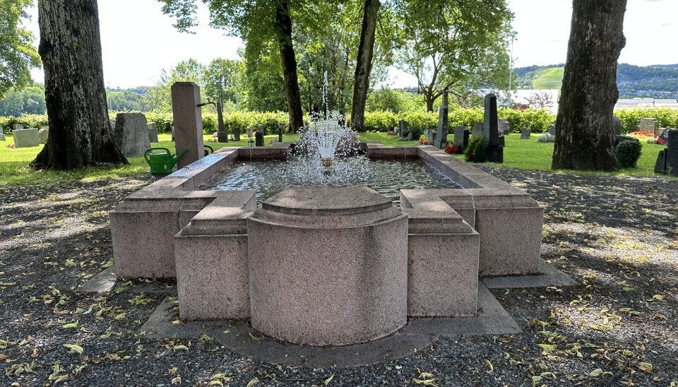 Bruken av rennende vann har både rehabiliterende og kunstnerisk effekt. Omgitt av gamle lindetrær. Bruken av rennende vann har både rehabiliterende og kunstnerisk effekt. Omgitt av gamle lindetrær.