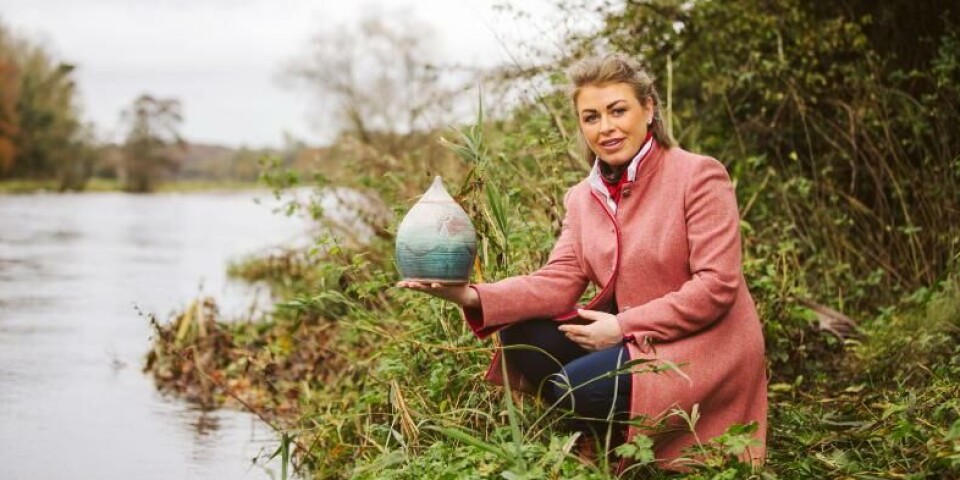 Elisabeth Oakes, grunnlegger av Pure Reflection, Irland, som sist uke gjorde historiens første vannkremasjon i Europa. Elisabeth Oakes, grunnlegger av Pure Reflection, Irland, som sist uke gjorde historiens første vannkremasjon i Europa.