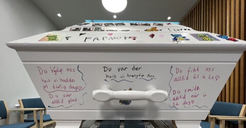 Barna dekorerte mormors kiste