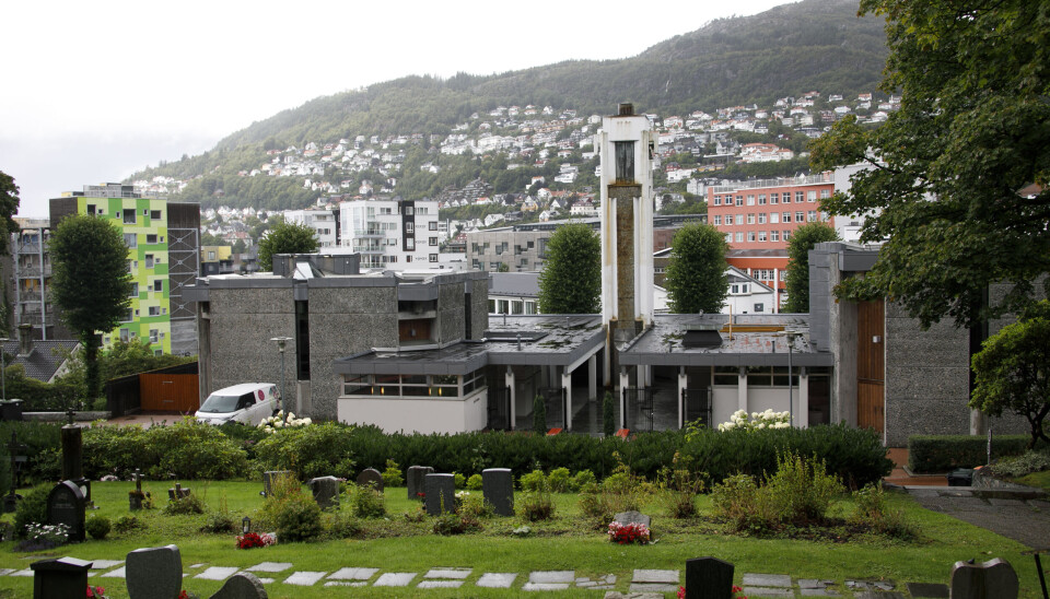 Krematoriet på Møllendal gravplass går på maksimal kapasitet innen normal driftstid. Siden det ikke er mulig å utvide, uten at det går på bekostning av de to seremonirommene, planlegges det for et helt nytt krematorium på et helt nytt sted. Møllendal krematorium, Bergen