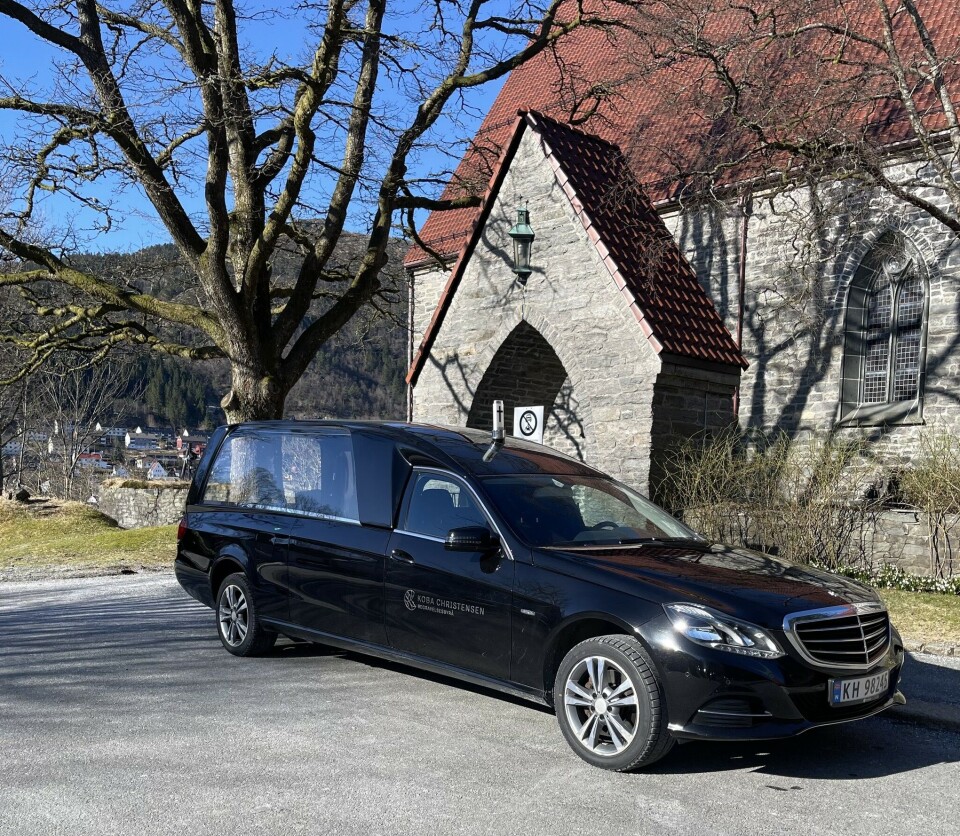 Bårebil, Koba Christensen, begravelsesbyrå, Bergen. Bårebil, Koba Christensen, begravelsesbyrå, Bergen.