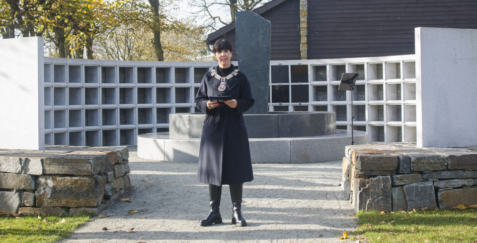 Ordfører, Janne Stangeland Rege (H), erklærte den nye urneveggen på Sola kirkegård for åpnet. Ordfører, Janne Stangeland Rege (H), erklærte den nye urneveggen på Sola kirkegård for åpnet.