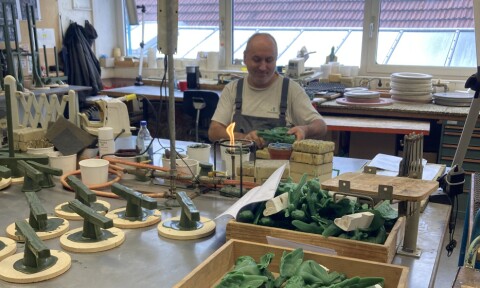 I rommet ved siden av produseres engler. I rommet ved siden av produseres engler.
