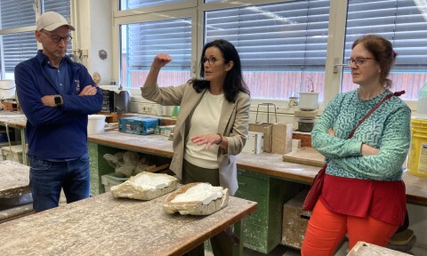 Karin Holst-Mikkelsen fra Strassacker forklarer om bronsestøping og i rommet ved siden av produseres engler. Karin Holst-Mikkelsen fra Strassacker forklarer om bronsestøping og i rommet ved siden av produseres engler.