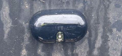 Sensor sender melding når søpla må tømmes Sensoren er nesten usynlig i toppen av avfallskonteineren.