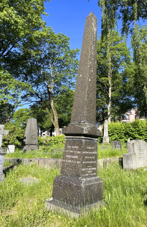 Store, monumentale bautaer tas nå ned og sikres på Vår Frelsers gravlund i Oslo. Gravminnesikring i aksjon.