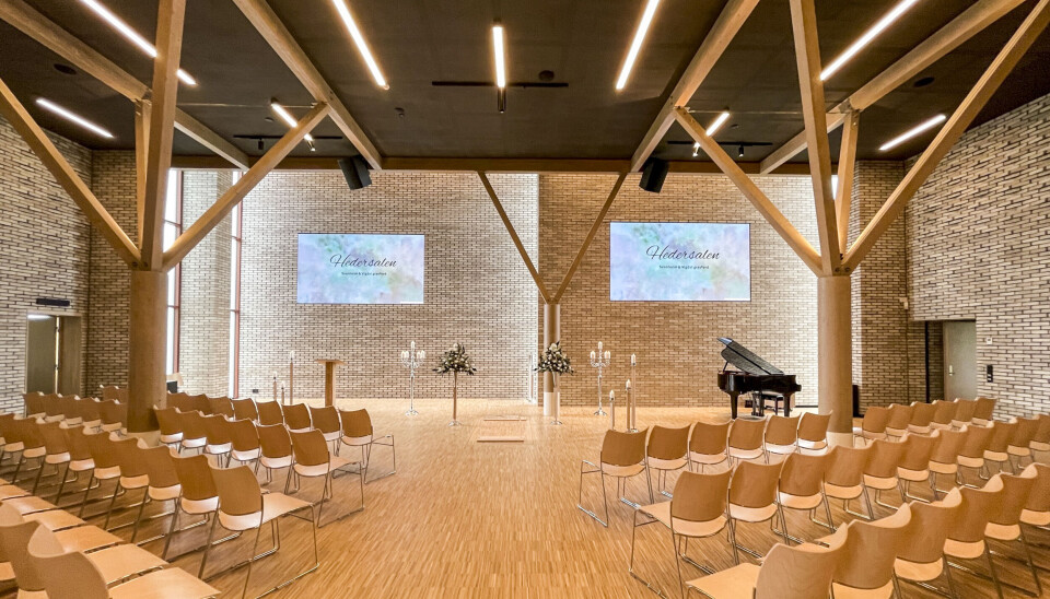 Symbol på stillstand: Et tomt seremonirom speiler ventetiden mange pårørende nå møter etter dødsfall. Hederssalen, Svanholm & Vigdal Gravferd, Trondheim