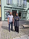 Ventre Ghulam Abbas og til høyre Mona Mahame d i Al_khidmat begravelsesbyrå.