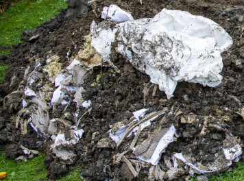 Slik så miljøkista ut da den kom opp fra graven Inghild Økland, jordforsker ved NMBU/NIBIO.