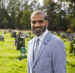 Historien om Ghulam Abbas og Al-Khidmat