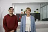 De tre ansatte på det norske konsulatet i Las Palmas besvarer mange spørsmål fra pårørende til nordmenn som dør på Kanariøyene. Her visekonsul Lis-Ann Sylling og resepsjonist David Ramírez Sylling. (Konsul Odd Are Tveit var ikke til stede).