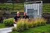 Erik Bjerkelund i Akasia (til høyre) og Frode Røynesdal, Norconsult (tidligere Akasia) ved den første navna minnelunden som ble etablert i Bergen på Åsane gravplass.