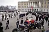 Båren til kong Olav ble ble satt på en lavett og trukket fra slottet og til Oslo domkirke.